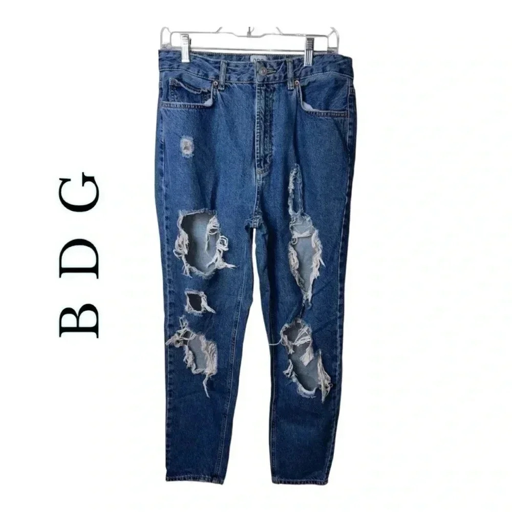0131. BDG DISTRESSED MEDIUM WASH‎ DENIM JEANS SIZE 30